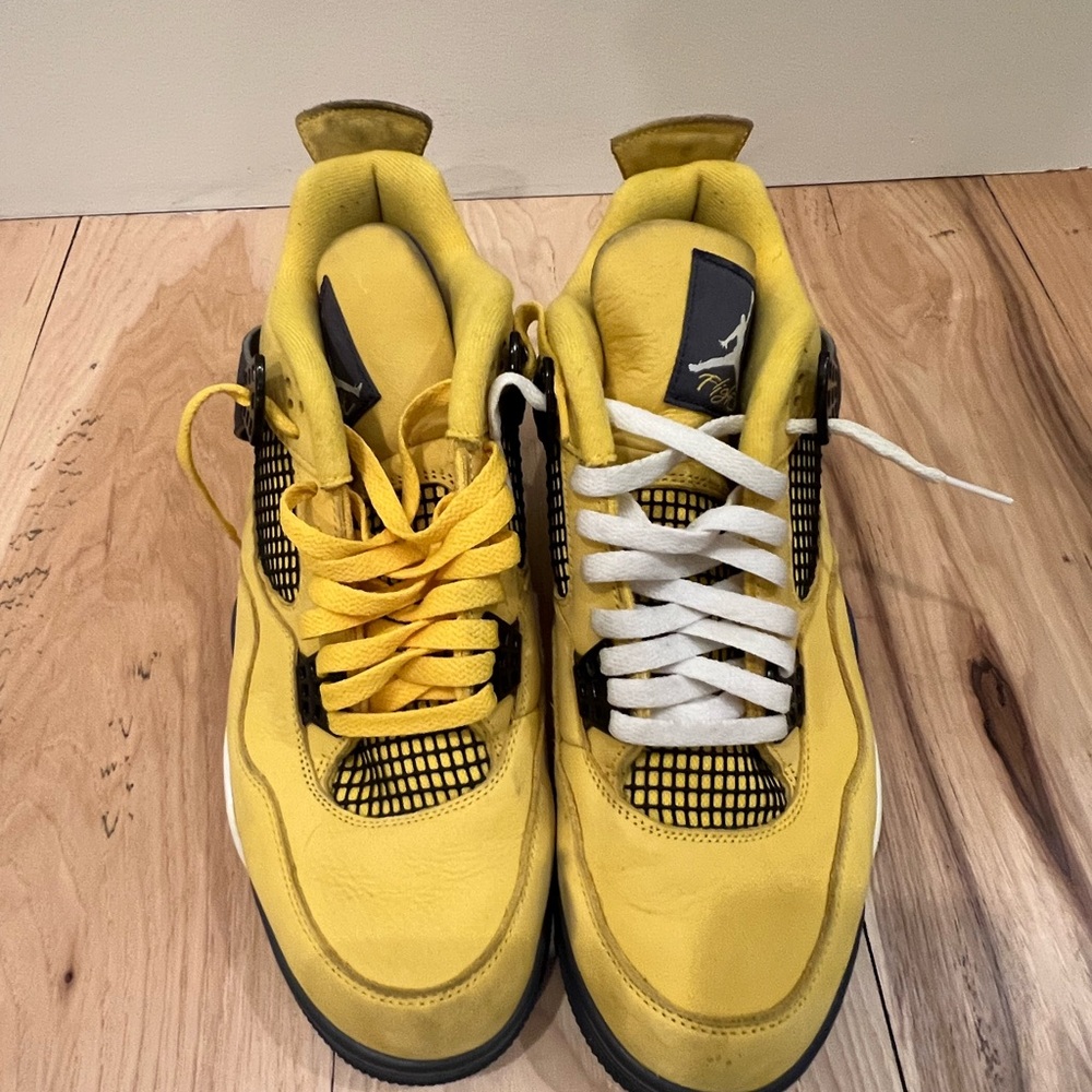 Yellow and White Sneakers Thunder Jordan 4 2021